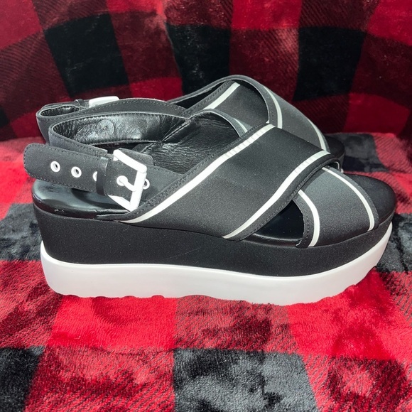 MICHAEL Michael Kors Becker Contrast-Trim Scuba Flatform Sandal 7M - Picture 4 of 13